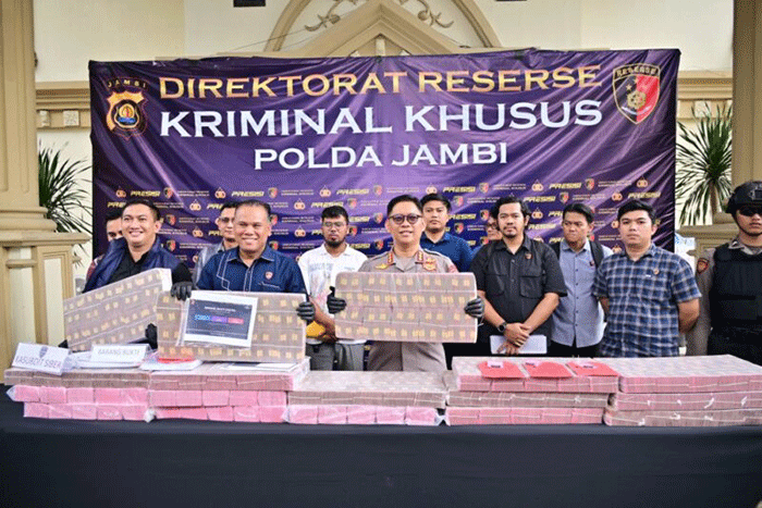 Konferensi pers yang digelar pada Selasa, (14/07/2026) tersebut dipimpin oleh Kabid Humas Polda Jambi Kombes Pol. Erlan Munaji.( poto: jamberita.com).