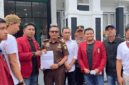 Mahasiswa perwakilan PC IMM Kerinci menggelar aksi di Kejari Sungai Penuh dengan membawa tuntutan penegakan hukum yang independen, transparan, dan tidak diskriminatif. 