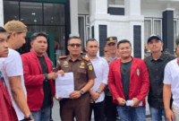 Mahasiswa perwakilan PC IMM Kerinci menggelar aksi di Kejari Sungai Penuh dengan membawa tuntutan penegakan hukum yang independen, transparan, dan tidak diskriminatif. 