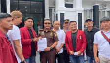 Mahasiswa perwakilan PC IMM Kerinci menggelar aksi di Kejari Sungai Penuh dengan membawa tuntutan penegakan hukum yang independen, transparan, dan tidak diskriminatif.