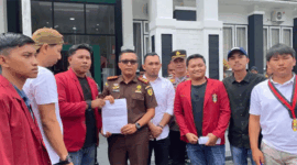 Mahasiswa perwakilan PC IMM Kerinci menggelar aksi di Kejari Sungai Penuh dengan membawa tuntutan penegakan hukum yang independen, transparan, dan tidak diskriminatif. 