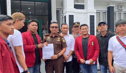 Mahasiswa perwakilan PC IMM Kerinci menggelar aksi di Kejari Sungai Penuh dengan membawa tuntutan penegakan hukum yang independen, transparan, dan tidak diskriminatif.