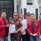 Mahasiswa perwakilan PC IMM Kerinci menggelar aksi di Kejari Sungai Penuh dengan membawa tuntutan penegakan hukum yang independen, transparan, dan tidak diskriminatif. 