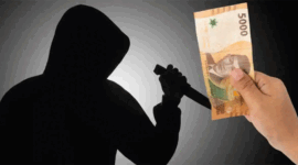 Ilustrasi penikaman dan uang Rp5 ribu. Terkuak sudah misteri di balik insiden penikaman berdarah yang menimpa seorang buruh sekaligus pemilik lapak di Pasar Angso Duo, Kota Jambi. Aparat Kepolisian Sektor (Polsek) Telanaipura membeberkan aksi nekat tersebut dipicu oleh persoalan sepele terkait penagihan uang parkir harian senilai Rp5.000. 
