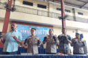 Kapolres Metro Jakarta Pusat, Kombes Pol. Reynold E.P. Hutagalung (tengah) didampingi Kasat Reserse Narkoba Polres Metro Jakarta Pusat, AKBP Wisnu S. Kuncoro (dua kanan) dan Kapolsek Metro Tanah Abang
