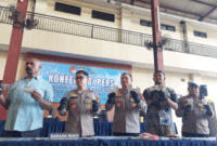 Kapolres Metro Jakarta Pusat, Kombes Pol. Reynold E.P. Hutagalung (tengah) didampingi Kasat Reserse Narkoba Polres Metro Jakarta Pusat, AKBP Wisnu S. Kuncoro (dua kanan) dan Kapolsek Metro Tanah Abang