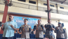 Kapolres Metro Jakarta Pusat, Kombes Pol. Reynold E.P. Hutagalung (tengah) didampingi Kasat Reserse Narkoba Polres Metro Jakarta Pusat, AKBP Wisnu S. Kuncoro (dua kanan) dan Kapolsek Metro Tanah Abang