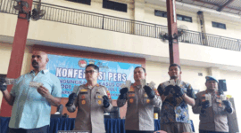 Kapolres Metro Jakarta Pusat, Kombes Pol. Reynold E.P. Hutagalung (tengah) didampingi Kasat Reserse Narkoba Polres Metro Jakarta Pusat, AKBP Wisnu S. Kuncoro (dua kanan) dan Kapolsek Metro Tanah Abang