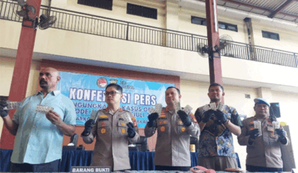 Kapolres Metro Jakarta Pusat, Kombes Pol. Reynold E.P. Hutagalung (tengah) didampingi Kasat Reserse Narkoba Polres Metro Jakarta Pusat, AKBP Wisnu S. Kuncoro (dua kanan) dan Kapolsek Metro Tanah Abang