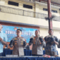 Kapolres Metro Jakarta Pusat, Kombes Pol. Reynold E.P. Hutagalung (tengah) didampingi Kasat Reserse Narkoba Polres Metro Jakarta Pusat, AKBP Wisnu S. Kuncoro (dua kanan) dan Kapolsek Metro Tanah Abang