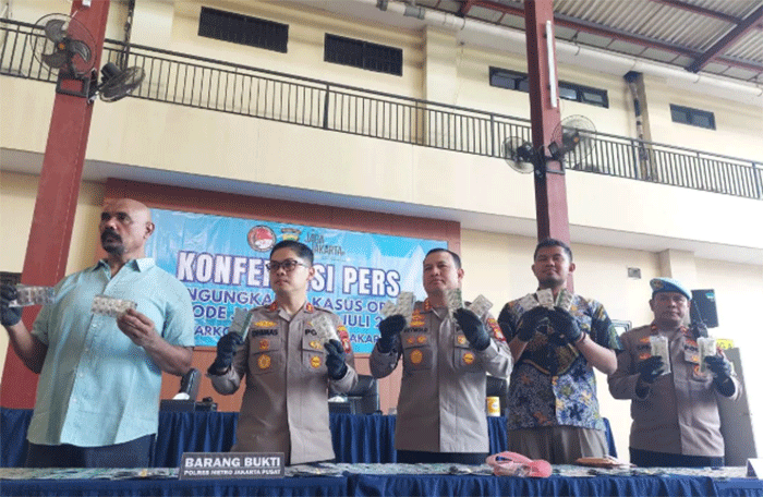 Kapolres Metro Jakarta Pusat, Kombes Pol. Reynold E.P. Hutagalung (tengah) didampingi Kasat Reserse Narkoba Polres Metro Jakarta Pusat, AKBP Wisnu S. Kuncoro (dua kanan) dan Kapolsek Metro Tanah Abang