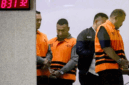Tersangka Setya Budi Dias Oktavianto (kedua kiri) berjalan menuruni tangga menuju mobil tahanan usai menjalani pemeriksaan di Gedung Merah Putih KPK, Jakarta, Kamis (30/7/2026). Foto: Jamal Ramadhan/kumparan