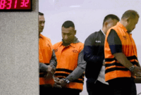 Tersangka Setya Budi Dias Oktavianto (kedua kiri) berjalan menuruni tangga menuju mobil tahanan usai menjalani pemeriksaan di Gedung Merah Putih KPK, Jakarta, Kamis (30/7/2026). Foto: Jamal Ramadhan/kumparan