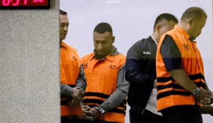 Tersangka Setya Budi Dias Oktavianto (kedua kiri) berjalan menuruni tangga menuju mobil tahanan usai menjalani pemeriksaan di Gedung Merah Putih KPK, Jakarta, Kamis (30/7/2026). Foto: Jamal Ramadhan/kumparan