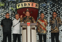 Jaksa Agung Muda Tindak Pidana Khusus (Jampidsus) Kejaksaan Agung Febrie Adriansyah (tengah) menyampaikan keterangan saat konferensi pers di Kejaksaan Agung, Jakarta, Jumat (10/7/2026). Foto: Asprilla Dwi Adha/ANTARA FOTO