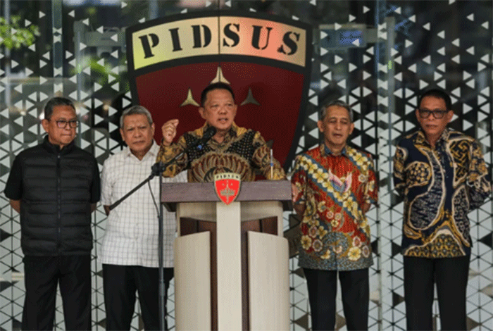 Jaksa Agung Muda Tindak Pidana Khusus (Jampidsus) Kejaksaan Agung Febrie Adriansyah (tengah) menyampaikan keterangan saat konferensi pers di Kejaksaan Agung, Jakarta, Jumat (10/7/2026). Foto: Asprilla Dwi Adha/ANTARA FOTO