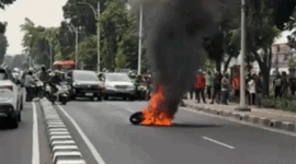 Kondisi motor yang terbakar di Jalan Raya Pasar Minggu, Jakarta Selatan, Minggu (12/7/2026). Foto: Angelina Anjar/kumparan