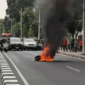 Kondisi motor yang terbakar di Jalan Raya Pasar Minggu, Jakarta Selatan, Minggu (12/7/2026). Foto: Angelina Anjar/kumparan