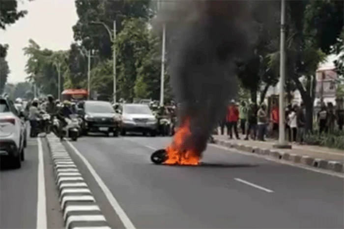 Kondisi motor yang terbakar di Jalan Raya Pasar Minggu, Jakarta Selatan, Minggu (12/7/2026). Foto: Angelina Anjar/kumparan