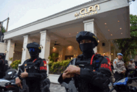 Personel Brimob berjaga di depan salah satu kafe saat berlangsungnya penggeledahan di kawasan Cipete, Jakarta, Rabu (8/7/2026). Foto: Indrianto Eko Suwarso/ANTARA FOTO
