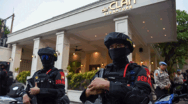 Personel Brimob berjaga di depan salah satu kafe saat berlangsungnya penggeledahan di kawasan Cipete, Jakarta, Rabu (8/7/2026). Foto: Indrianto Eko Suwarso/ANTARA FOTO