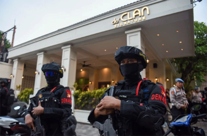Personel Brimob berjaga di depan salah satu kafe saat berlangsungnya penggeledahan di kawasan Cipete, Jakarta, Rabu (8/7/2026). Foto: Indrianto Eko Suwarso/ANTARA FOTO