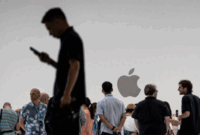 Orang-orang menghadiri presentasi produk pada Apple Event