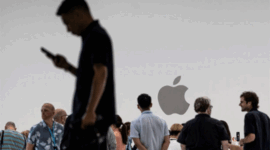Orang-orang menghadiri presentasi produk pada Apple Event 