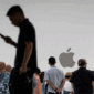Orang-orang menghadiri presentasi produk pada Apple Event 