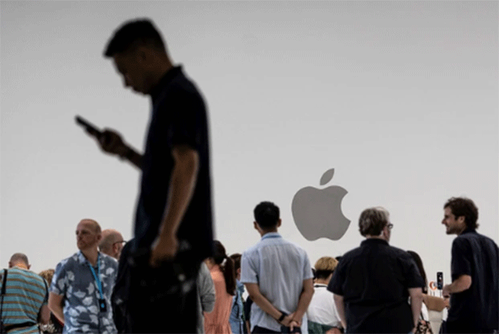 Orang-orang menghadiri presentasi produk pada Apple Event 