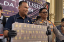Dirreskrimsus Polda Jambi, Kombes Pol Taufik Nurmandia, mengungkap fakta baru kasus peretasan Bank Pembangunan Daerah (BPD) Jambi atau Bank Jambi, Selasa (14/7/2026). Para pelaku selalu beraksi pada hari Sabtu dan Minggu. Dari kerugian Rp144 miliar lebih, Rp125 miliar di antaranya sudah mengalir ke luar negeri. 