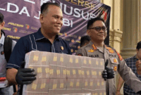 Dirreskrimsus Polda Jambi, Kombes Pol Taufik Nurmandia, mengungkap fakta baru kasus peretasan Bank Pembangunan Daerah (BPD) Jambi atau Bank Jambi, Selasa (14/7/2026). Para pelaku selalu beraksi pada hari Sabtu dan Minggu. Dari kerugian Rp144 miliar lebih, Rp125 miliar di antaranya sudah mengalir ke luar negeri. 