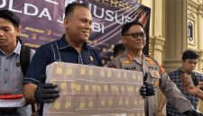 Dirreskrimsus Polda Jambi, Kombes Pol Taufik Nurmandia, mengungkap fakta baru kasus peretasan Bank Pembangunan Daerah (BPD) Jambi atau Bank Jambi, Selasa (14/7/2026). Para pelaku selalu beraksi pada hari Sabtu dan Minggu. Dari kerugian Rp144 miliar lebih, Rp125 miliar di antaranya sudah mengalir ke luar negeri.