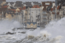 Ilustrasi - Ombak menabrak pemecah gelombang selama Badai Eunice di Wimereux, Prancis, Jumat (18/2/2022). (ANTARA FOTO/REUTERS/Pascal Rossignol/rwa/sad)