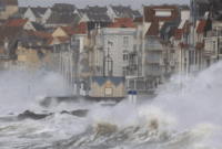 Ilustrasi - Ombak menabrak pemecah gelombang selama Badai Eunice di Wimereux, Prancis, Jumat (18/2/2022). (ANTARA FOTO/REUTERS/Pascal Rossignol/rwa/sad)
