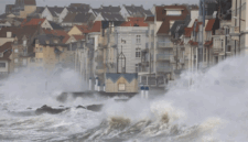 Ilustrasi - Ombak menabrak pemecah gelombang selama Badai Eunice di Wimereux, Prancis, Jumat (18/2/2022). (ANTARA FOTO/REUTERS/Pascal Rossignol/rwa/sad)