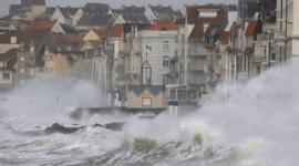 Ilustrasi - Ombak menabrak pemecah gelombang selama Badai Eunice di Wimereux, Prancis, Jumat (18/2/2022). (ANTARA FOTO/REUTERS/Pascal Rossignol/rwa/sad)