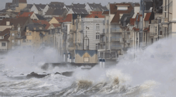 Ilustrasi - Ombak menabrak pemecah gelombang selama Badai Eunice di Wimereux, Prancis, Jumat (18/2/2022). (ANTARA FOTO/REUTERS/Pascal Rossignol/rwa/sad)