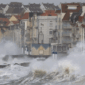 Ilustrasi - Ombak menabrak pemecah gelombang selama Badai Eunice di Wimereux, Prancis, Jumat (18/2/2022). (ANTARA FOTO/REUTERS/Pascal Rossignol/rwa/sad)