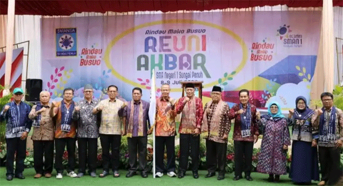 Wawako Azhar Hamzah Hadiri Reuni Akbar sekaligus Pelantikan Pengurus Alumni SMAN 1 Sungai Penuh.