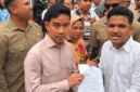 WAPRES RI Gibran Rakabuming Raka dicegat mahasiswa saat di RM AC Andoenk, Kota Baru, Kota Jambi. 