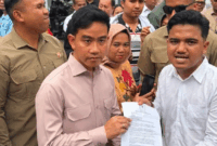 WAPRES RI Gibran Rakabuming Raka dicegat mahasiswa saat di RM AC Andoenk, Kota Baru, Kota Jambi. 