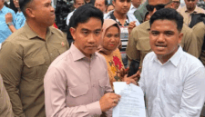 WAPRES RI Gibran Rakabuming Raka dicegat mahasiswa saat di RM AC Andoenk, Kota Baru, Kota Jambi.