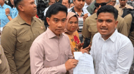 WAPRES RI Gibran Rakabuming Raka dicegat mahasiswa saat di RM AC Andoenk, Kota Baru, Kota Jambi. 