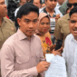 WAPRES RI Gibran Rakabuming Raka dicegat mahasiswa saat di RM AC Andoenk, Kota Baru, Kota Jambi. 