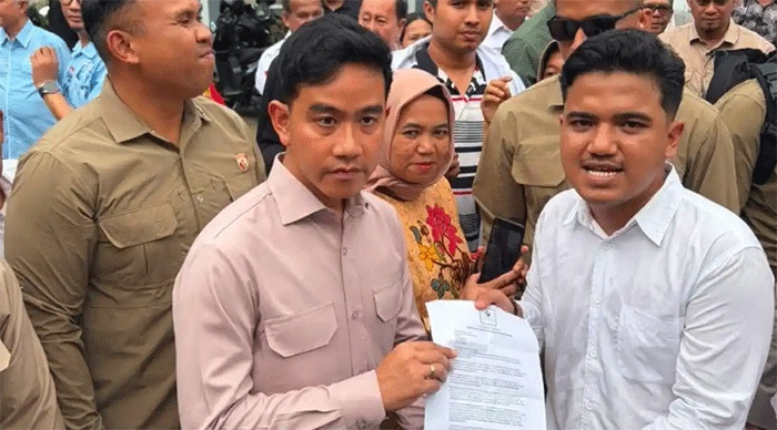 WAPRES RI Gibran Rakabuming Raka dicegat mahasiswa saat di RM AC Andoenk, Kota Baru, Kota Jambi. 