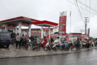 Warga antre mengisi bahan bakar untuk kendaraan pada salah satu SPBU di Pondok Baru, Bener Meriah, Aceh, Selasa (30/12/2025) Foto: ANTARA FOTO/Irwansyah Putra