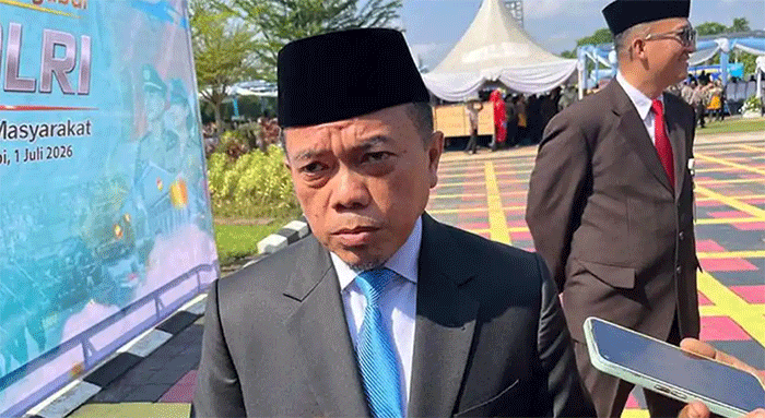 Gubernur Jambi Al Haris menyatakan siap mengikuti arahan pemerintah pusat terkait keberadaan stockpile batu bara di kawasan Candi Muaro Jambi. 