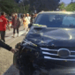 Seorang ibu rumah tangga tewas setelah sepeda motor yang dikendarainya ditabrak mobil Fortuner yang diduga masuk ke jalur berlawanan. Lokasi kecelakaan, tepatnya di dekat Tempat Pemakaman Umum (TPU) Buluran Kenali, Kecamatan Telanaipura, Kota Jambi, Senin (20/7/2026) sekitar pukul 04.30 WIB. 