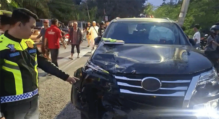 Seorang ibu rumah tangga tewas setelah sepeda motor yang dikendarainya ditabrak mobil Fortuner yang diduga masuk ke jalur berlawanan. Lokasi kecelakaan, tepatnya di dekat Tempat Pemakaman Umum (TPU) Buluran Kenali, Kecamatan Telanaipura, Kota Jambi, Senin (20/7/2026) sekitar pukul 04.30 WIB. 